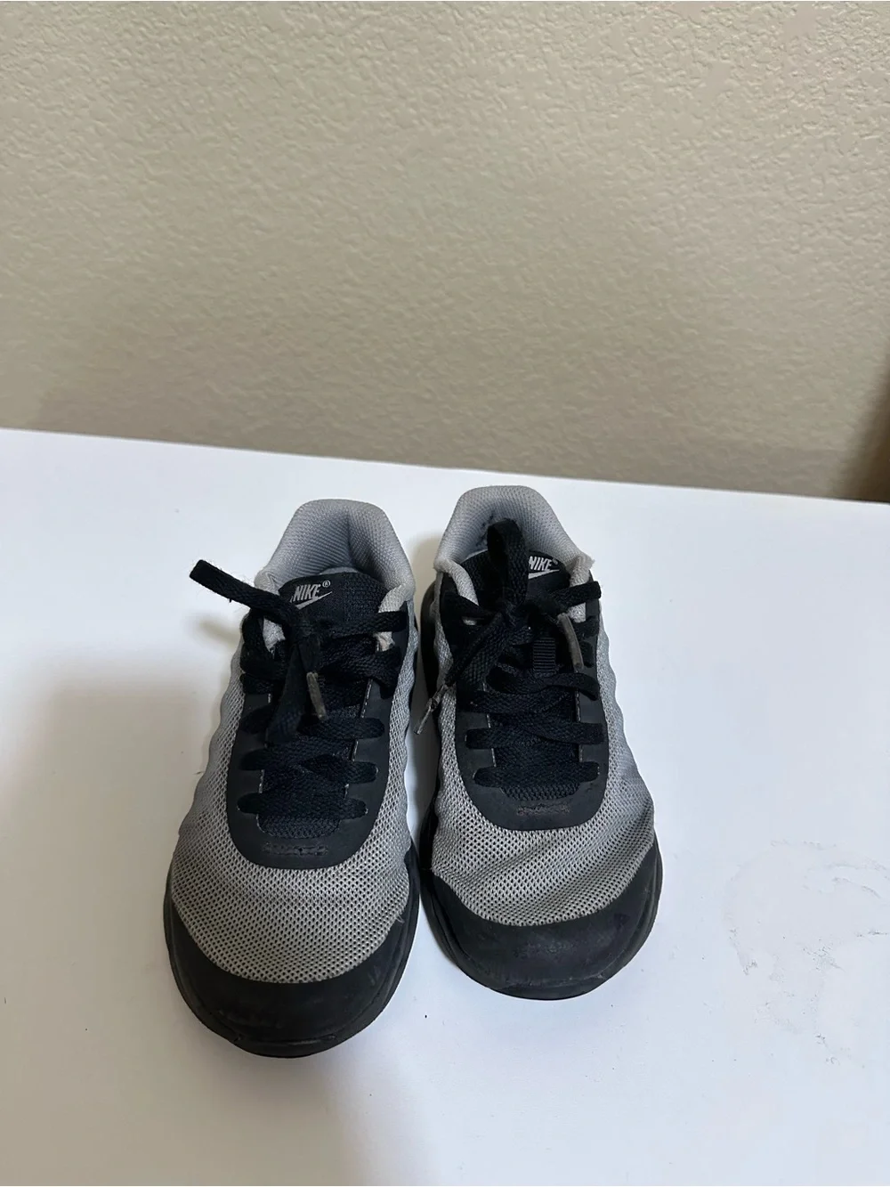 Kid’s Nike Air Max Invigor | Grey and Black Low-Top Athletic Sneakers